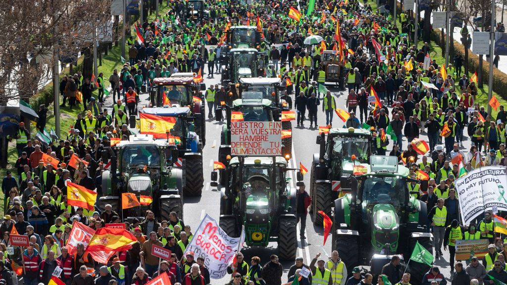 Exhibición de fuerza de agricultores y ganaderos en Madrid: las protestas llegan a la sede de la Comisión Europea en la capital