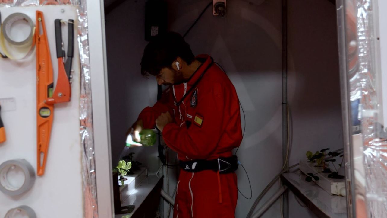 Félix Gómez e Inés Hernand aprenden a cultivar comida en el espacio