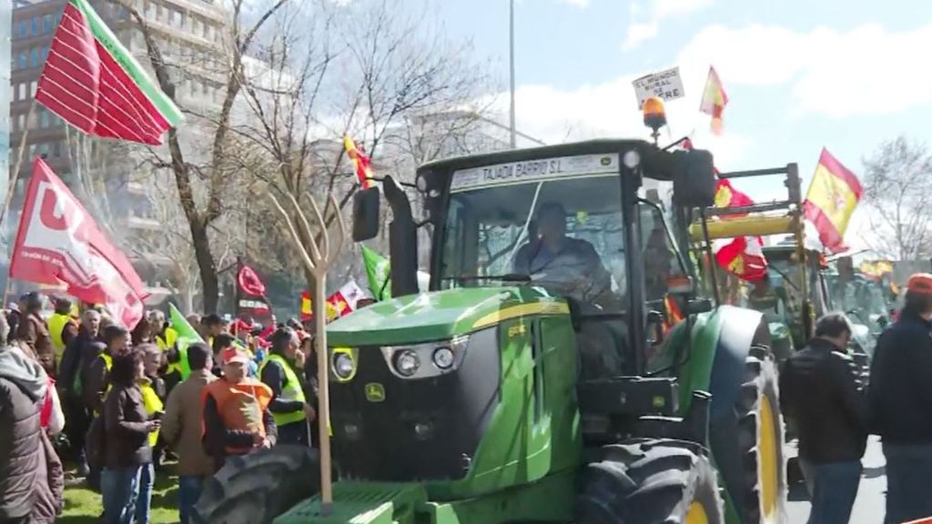 Miles de agricultores y 100 tractores toman de nuevo el centro de Madrid: "Estamos hasta las narices"
