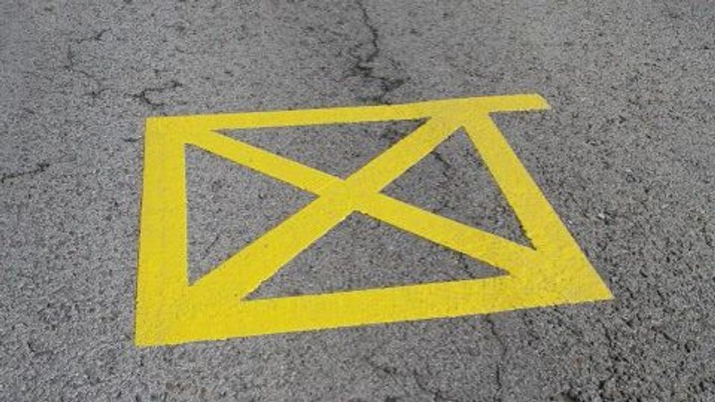 ¿Qué significa la señal con un cuadrado de color amarillo con un aspa en el interior?