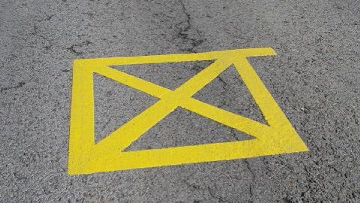 ¿Qué significa la señal con un cuadrado de color amarillo con un aspa en el interior?