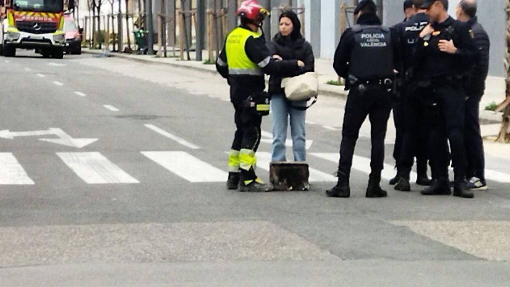 Una vecina recibe su caja fuerte de un bombero