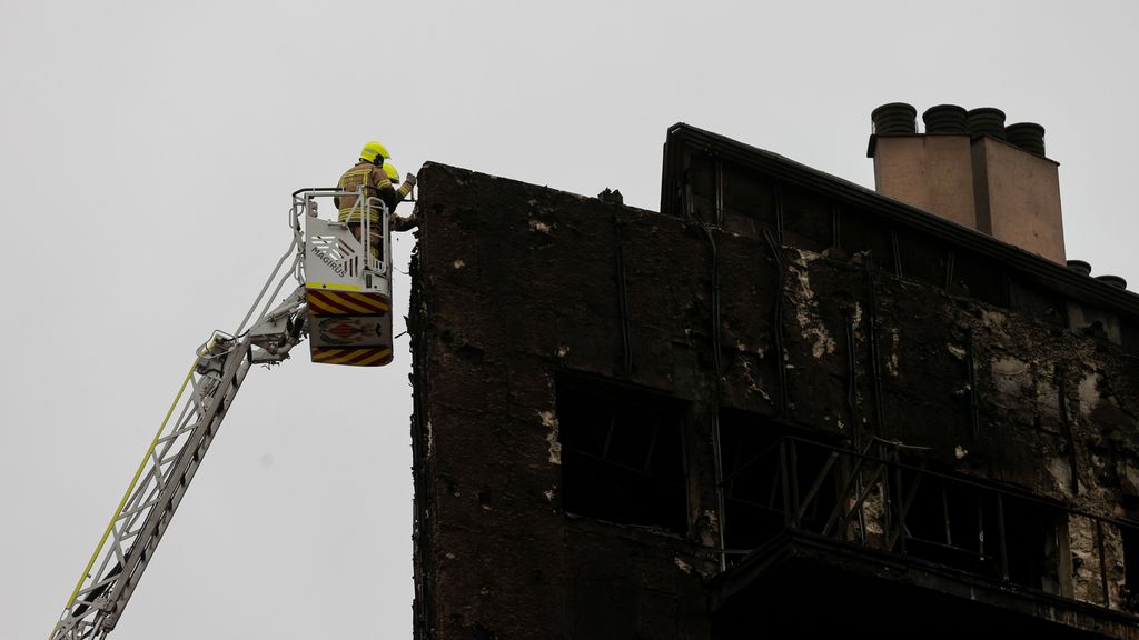Unos bomberos trabajan en el edificio siniestrado en la zona del barrio valenciano de Campanar
