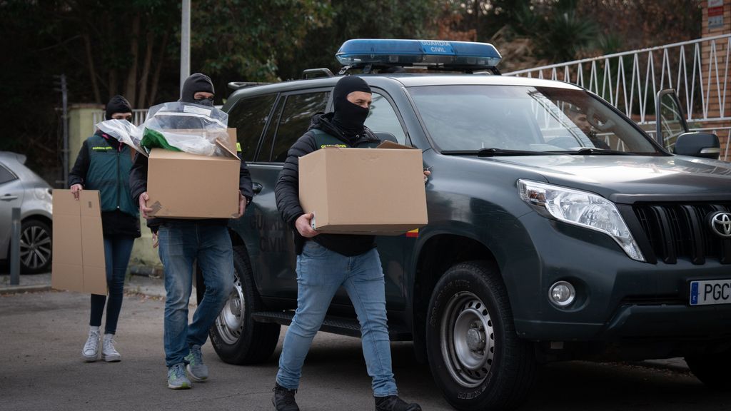 Agentes de la Guardia Civil con el material incautado durante una operación en Cataluña