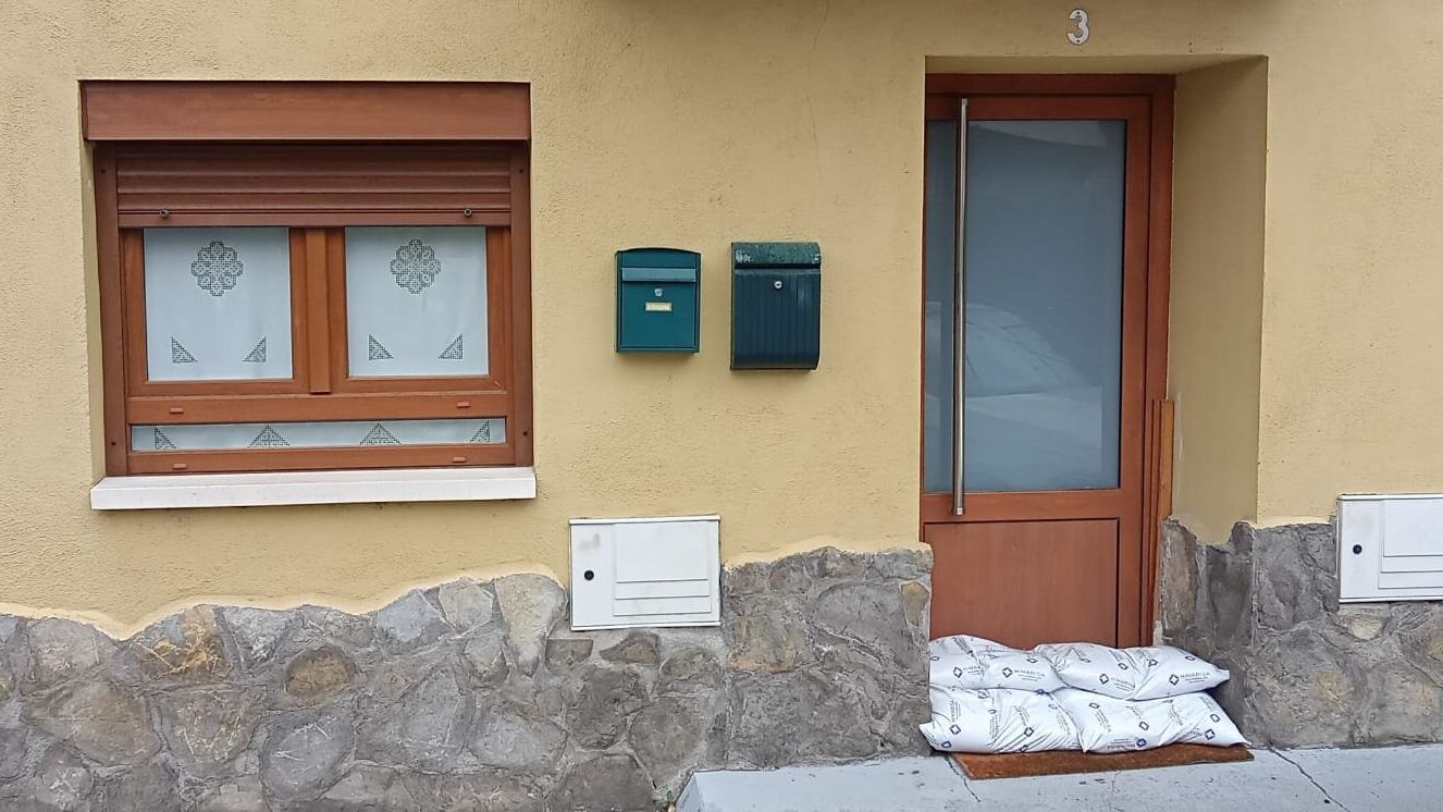 Alicia es una vecina de Sodupe que ha tenido que poner sacos en su puerta para evitar que entre el agua