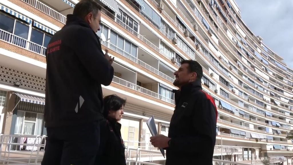 Bomberos revisan un edificio de gran altura en Alicante