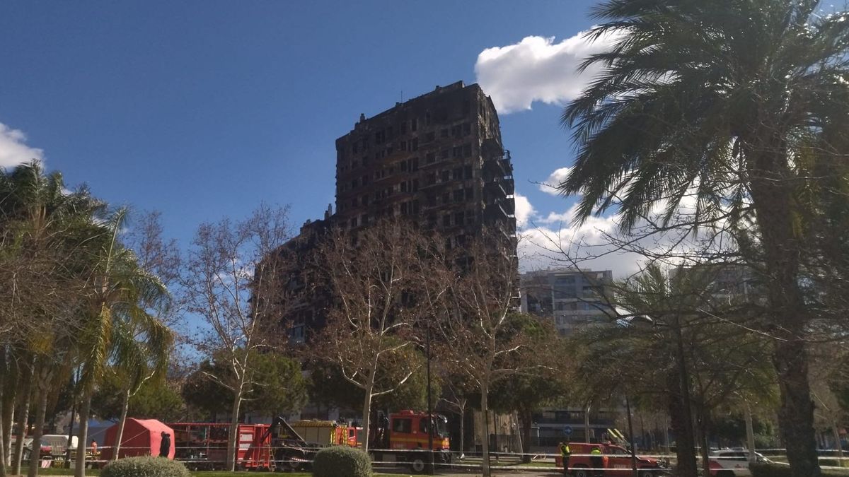 Bomberos siguen trabajando en el edificio de Campanar