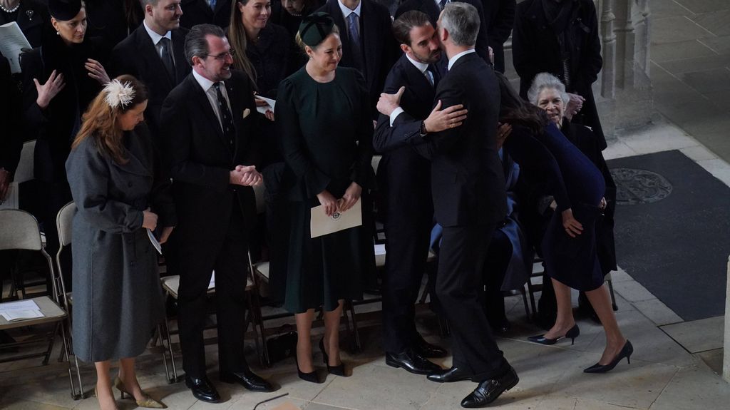El rey Felipe saluda a sus primos maternos, sentados en la bancada principal