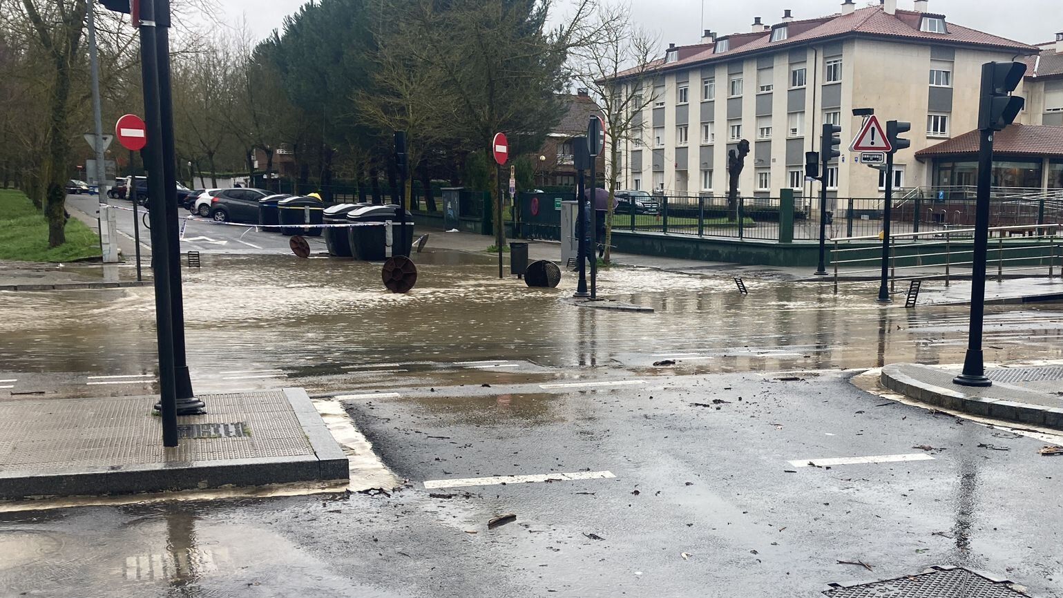 El río Batan ha inundado varias calles del sur de Vitoria