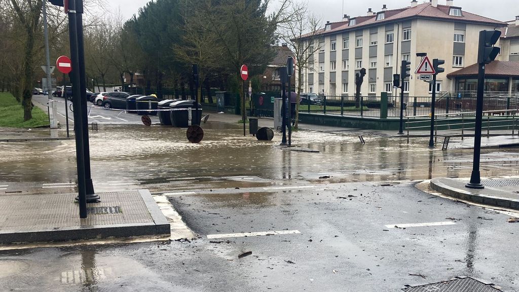 El río Batan ha inundado varias calles del sur de Vitoria