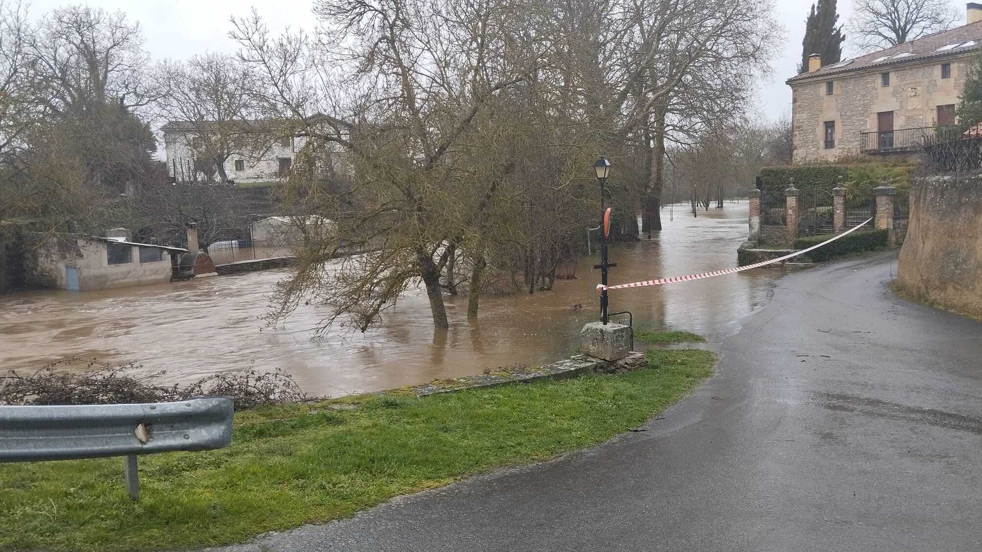 El río Zadorra se ha salido en Foronda (Álava)