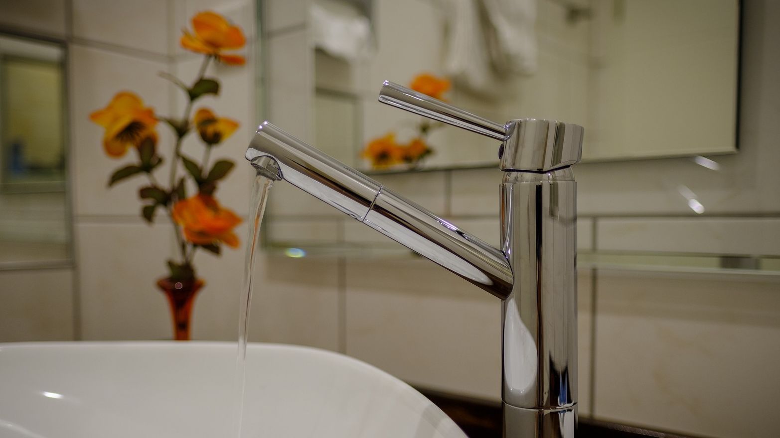 Grifo abierto en un baño de una habitación de hotel