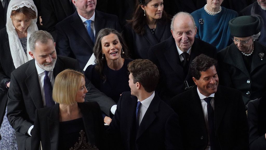 Las risas entre los reyes Felipe y Letizia y el rey Juan Carlos