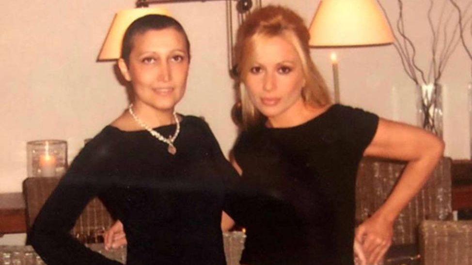 Marta Sánchez junto a su hermana Paz.