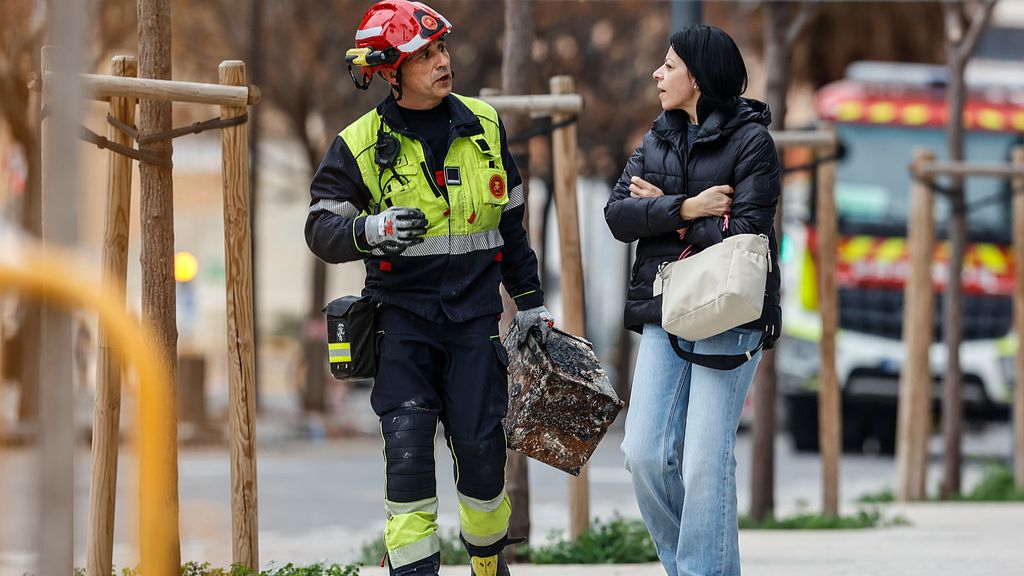 Persona damnificada en Valencia con un bombero