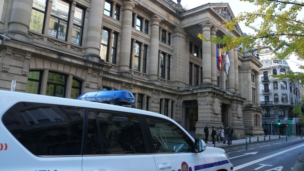 Un coche de la Ertzaintza pasa ante la Audiencia provincial de Gipuzkoa