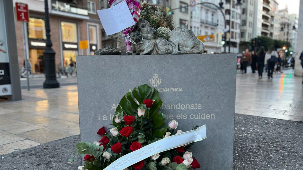 Un homenaje espontáneo ante la escultura 'Callejeros' recuerda a las mascotas fallecidas en el incendio