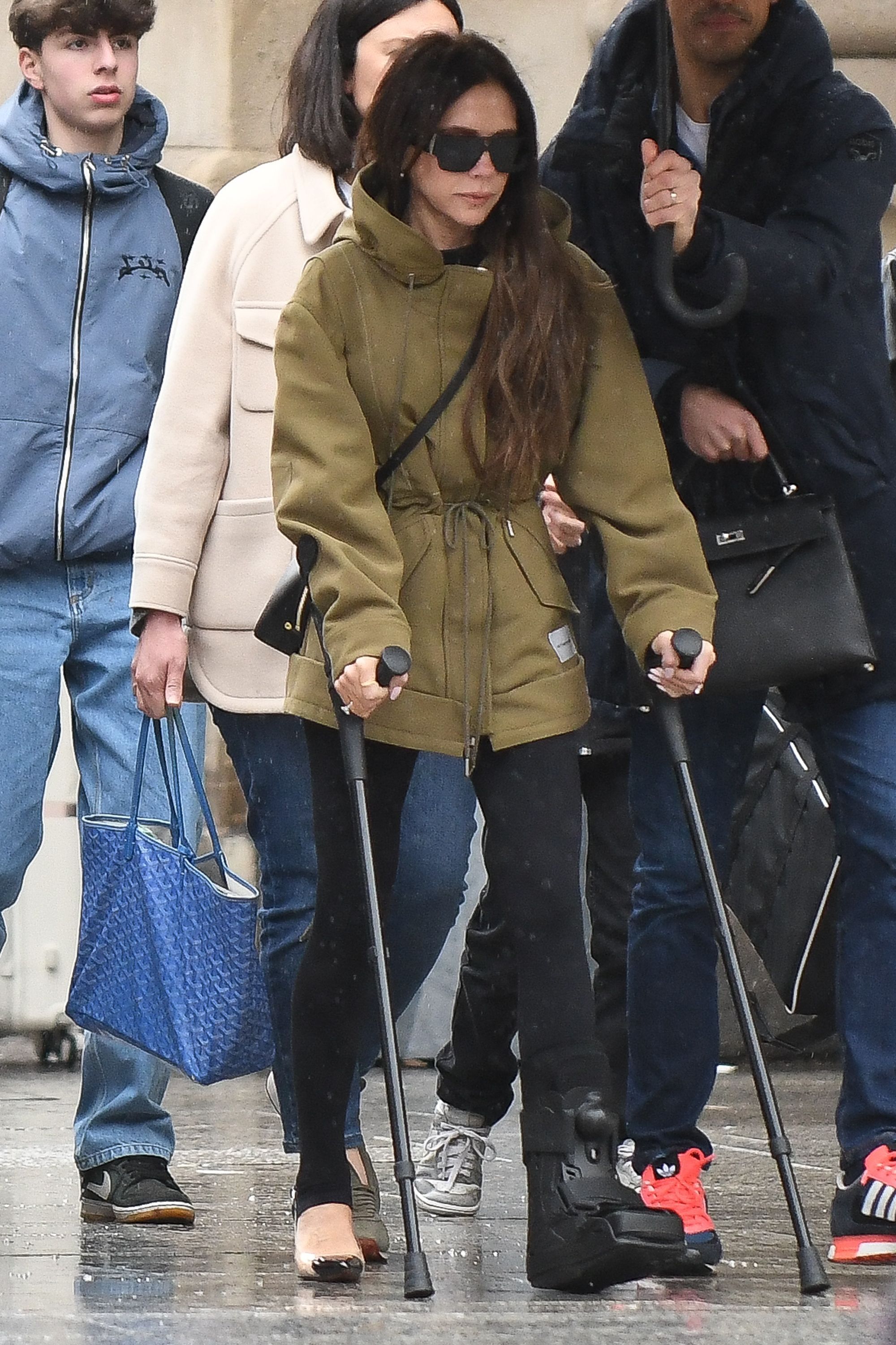 Victoria Beckham, en muletas tras su accidente en el gimnasio