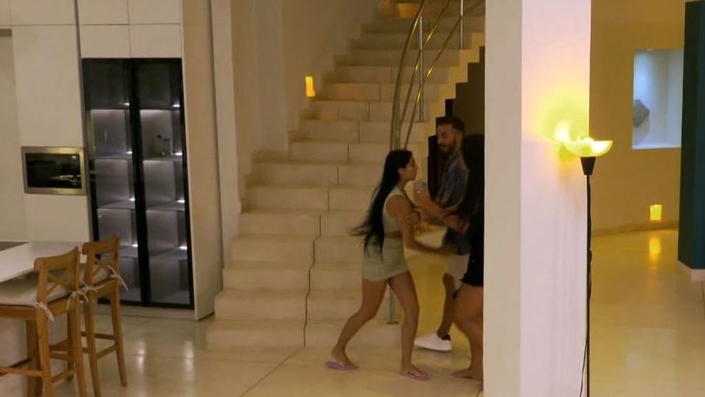 ¡Marieta asalta Villa Playa mientras Álex y Gabriela tienen sexo!