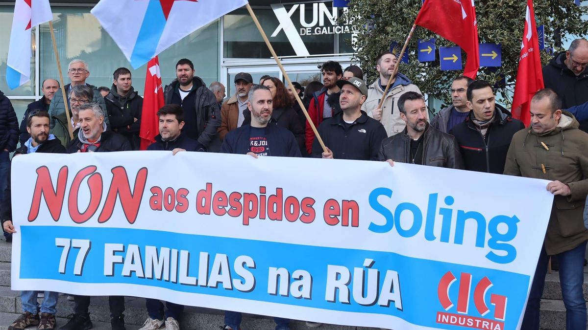 Concentración de trabajadores de la auxiliar del naval Soling Instalaciones, ante la delegación de la Xunta en Vigo