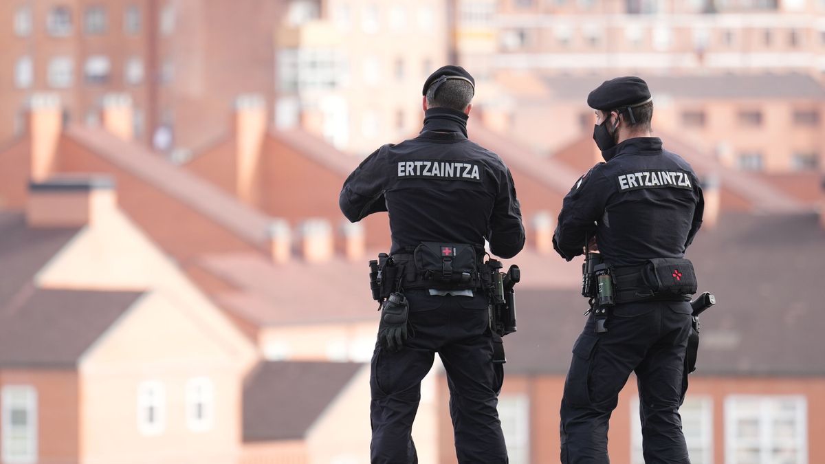 Dos agentes de la Ertzaintza