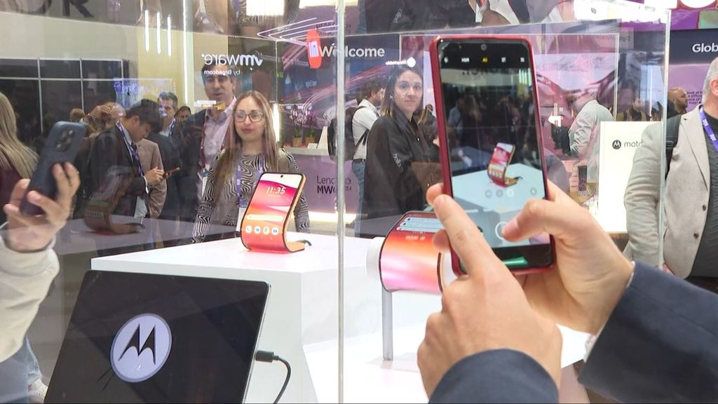 El móvil que se ajusta a la muñeca: un dispositivo plegable que atrae las miradas en el Mobile World Congress