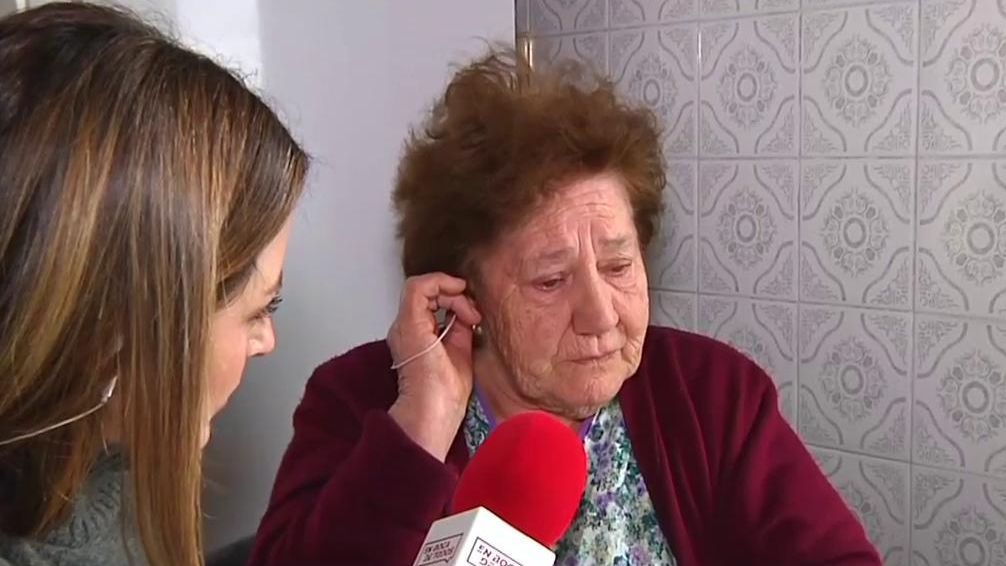 El terrorífico testimonio de Carmen de 80 años, atacada con ácido por su vecino: &quot;No lo soporto, esto es un sinvivir&quot;