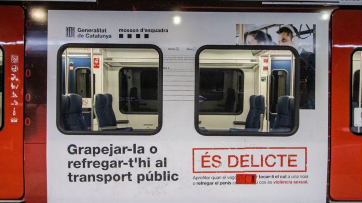 La compañía de transporte público ha vinilado un tren en Barcelona para interpelar a agresores: "Tocarla o manosearla es delito"