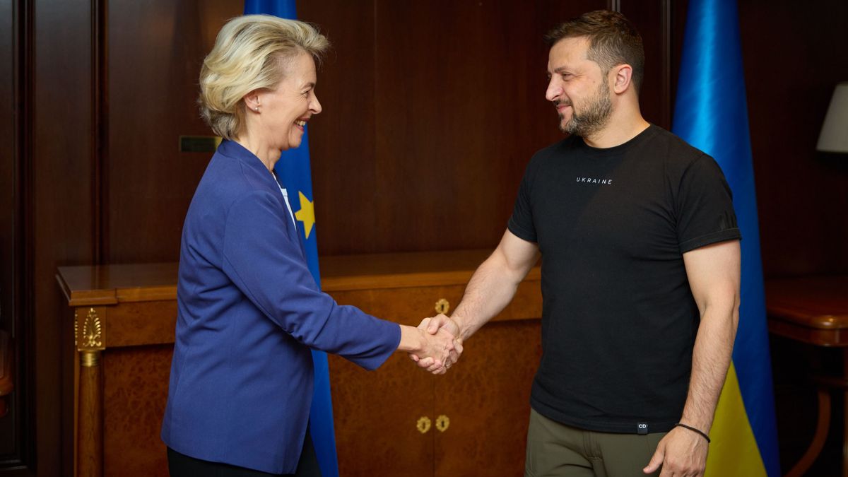 Saludo entre la presidenta de la Comisión Europea, Ursula von der Leyen, y el presidente de Ucrania, Volodomir Zelenski