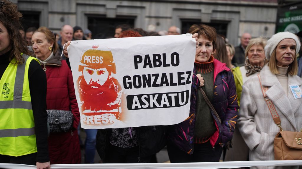 Varias personas sujetan un cartel con la cara del periodista Pablo González durante una manifestación en Bilbao