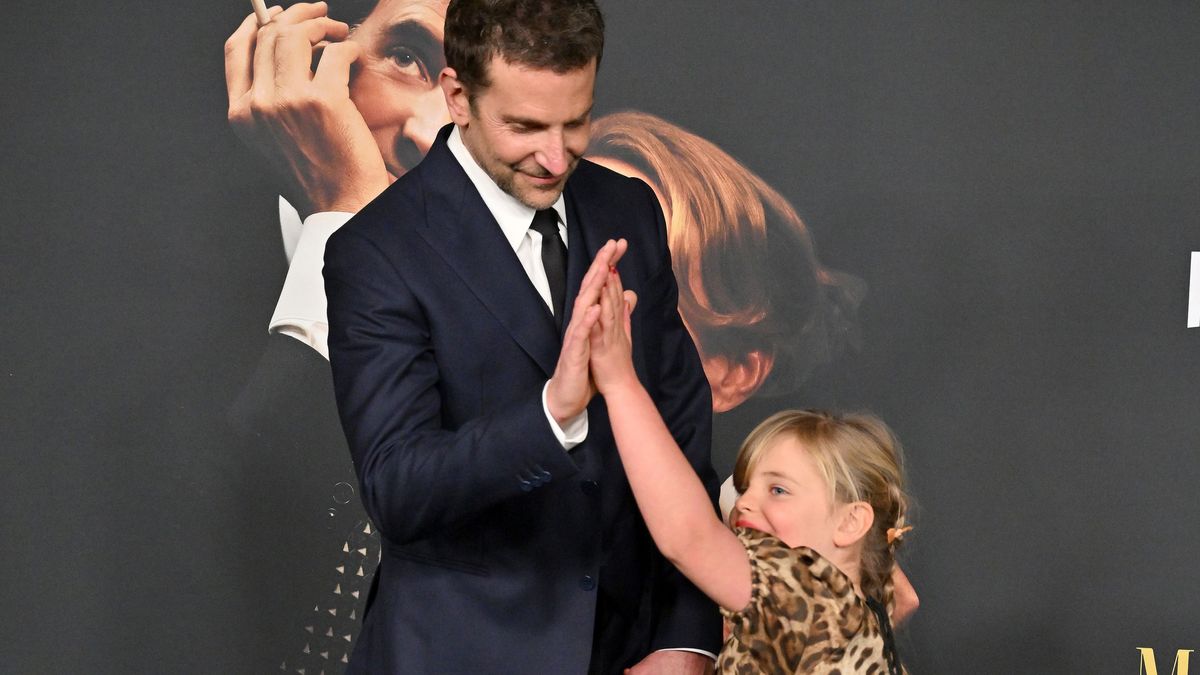 Bradley Cooper y su hija Lea, en la alfombra roja del estreno de 'Maestro'