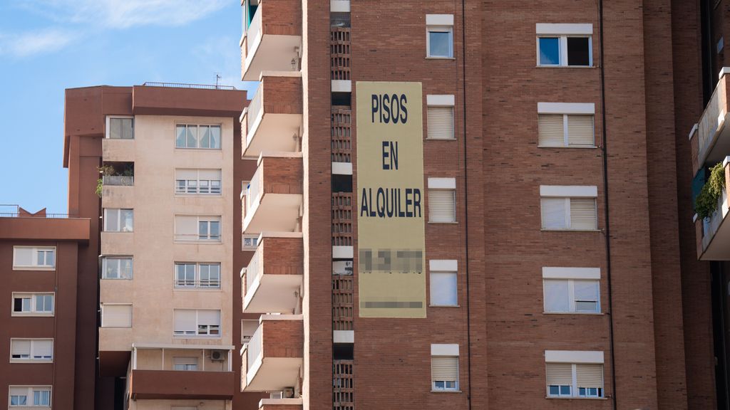 Cartel de alquiler de viviendas en la fachada de un edificio, a 31 de diciembre de 2022, en Barcelona