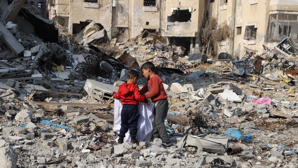 Dos niños entre las ruinas que ha dejado la ofensiva militar de Israel en Gaza.