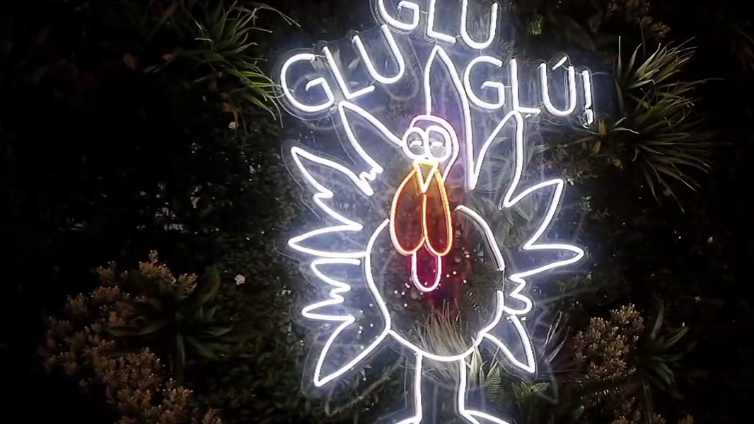 El jardín vertical y uno de los paneles luminosos de la bocatería de Ginés