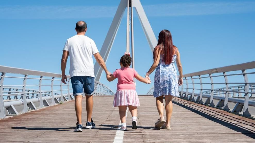 Elisabeth, junto a su padre Raúl y su madre Soraya, sus principales apoyos en su día a día