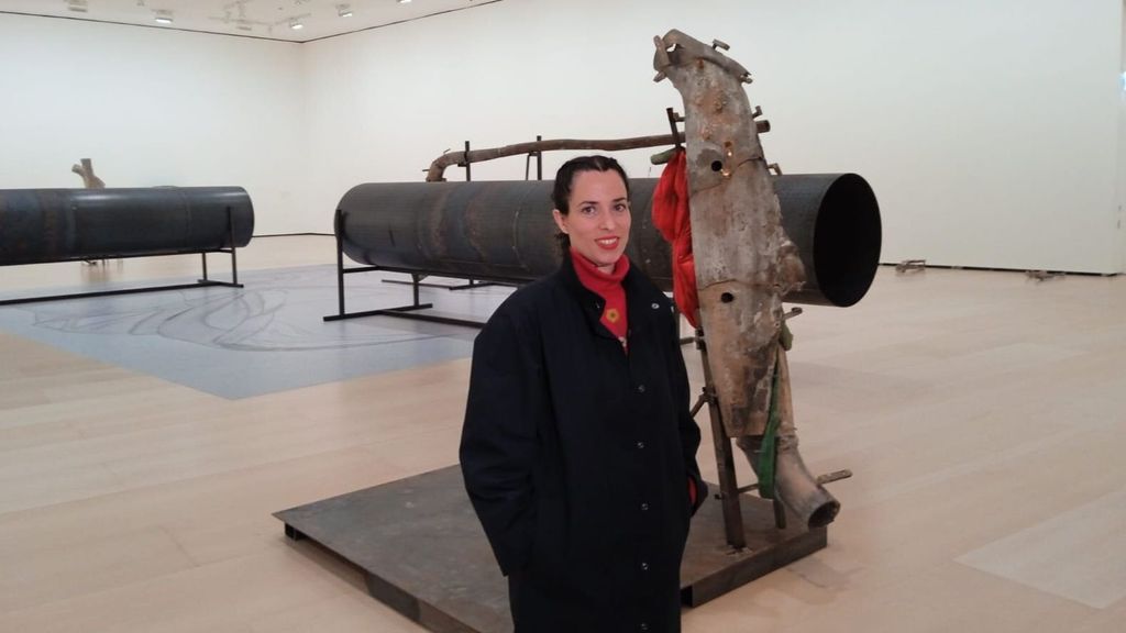 La artista navarra June Crespo ante la instalación en el Guggenheim