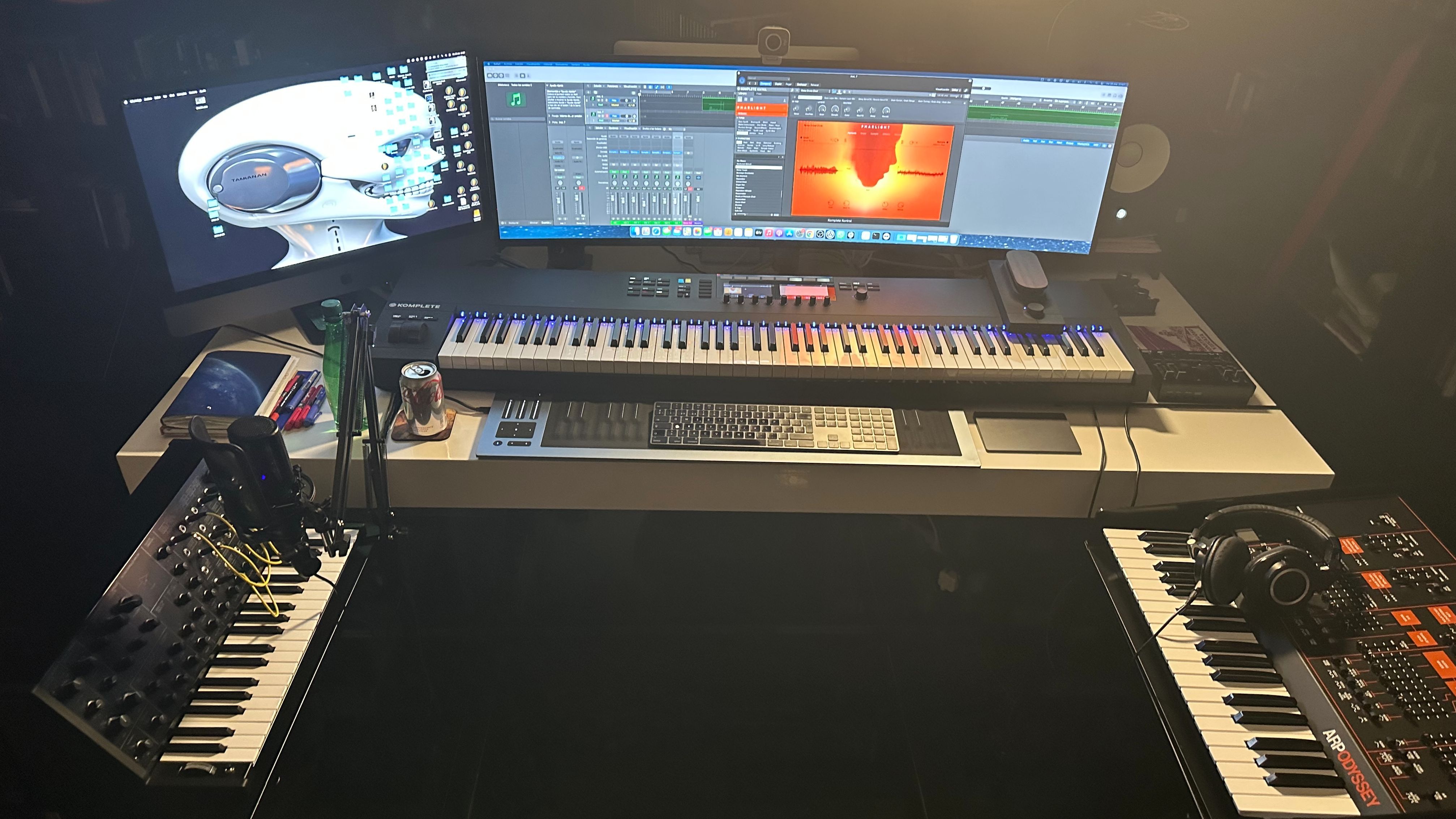 La nave del misterio musical de Iker Jiménez. A la derecha, su sintetizador ARP Odyssey.