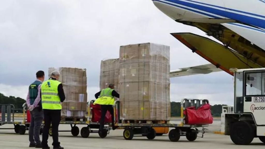 Llegada al aeropuerto de Palma de un cargamento de 17 toneladas de material sanitario comprado por el Govern