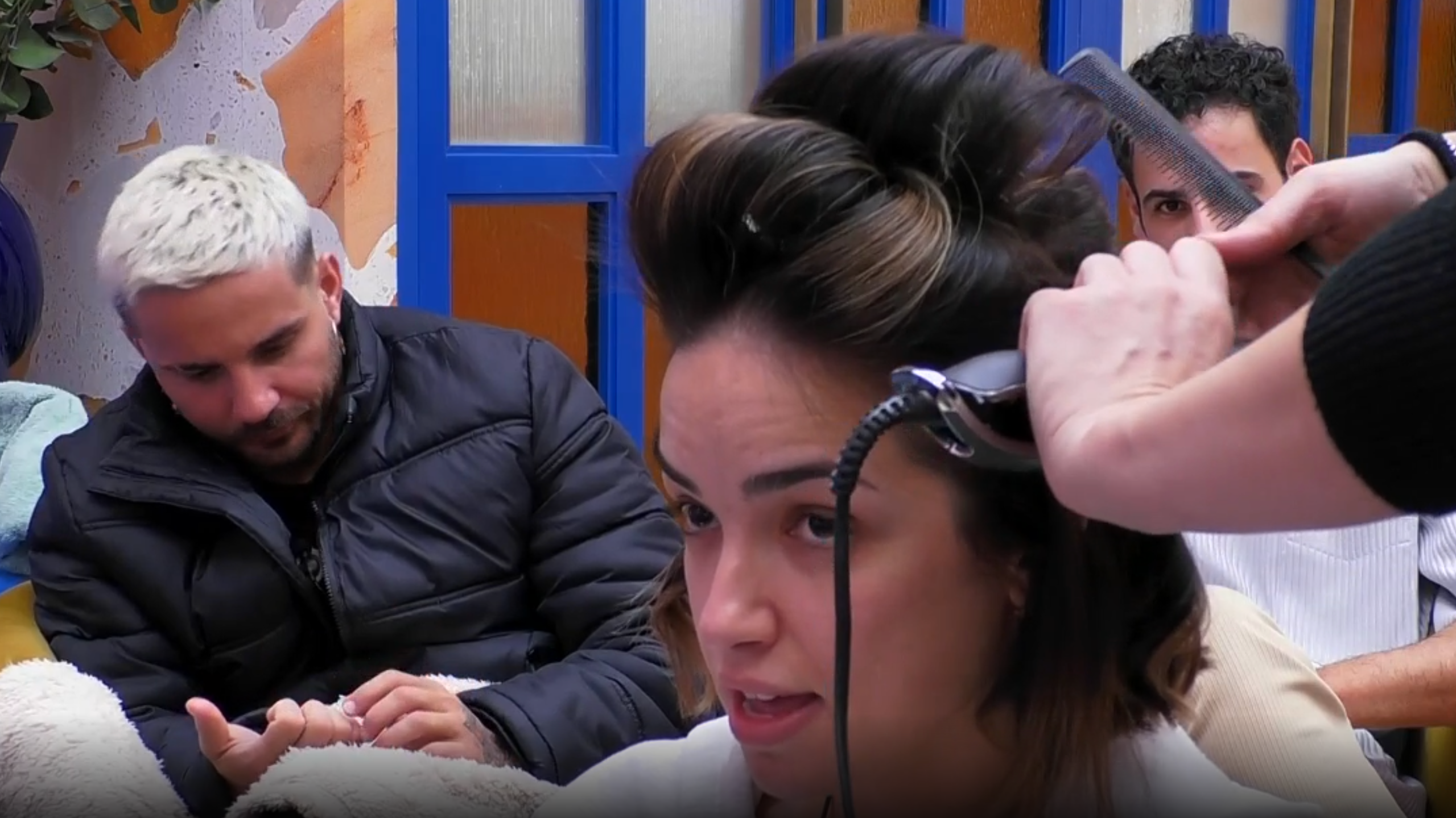 Lucía mientras la peinan