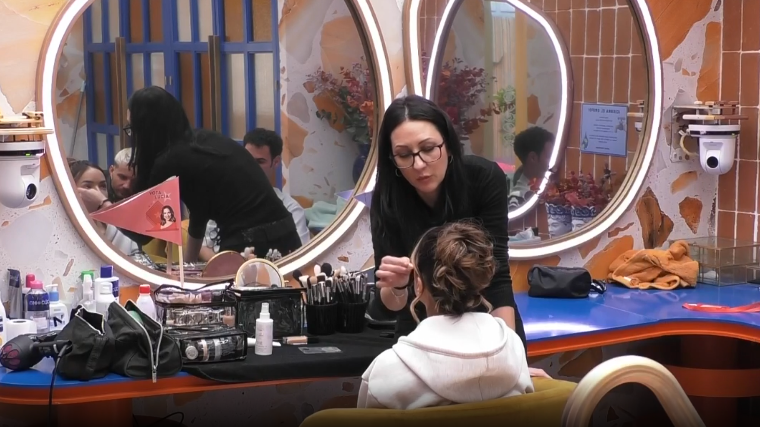 María maquilla a Lucía para la final