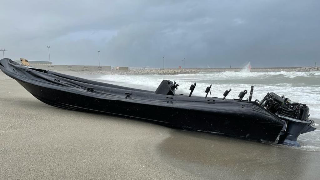 Narcolancha intervenida por la Guardia Civil en una playa de Cádiz