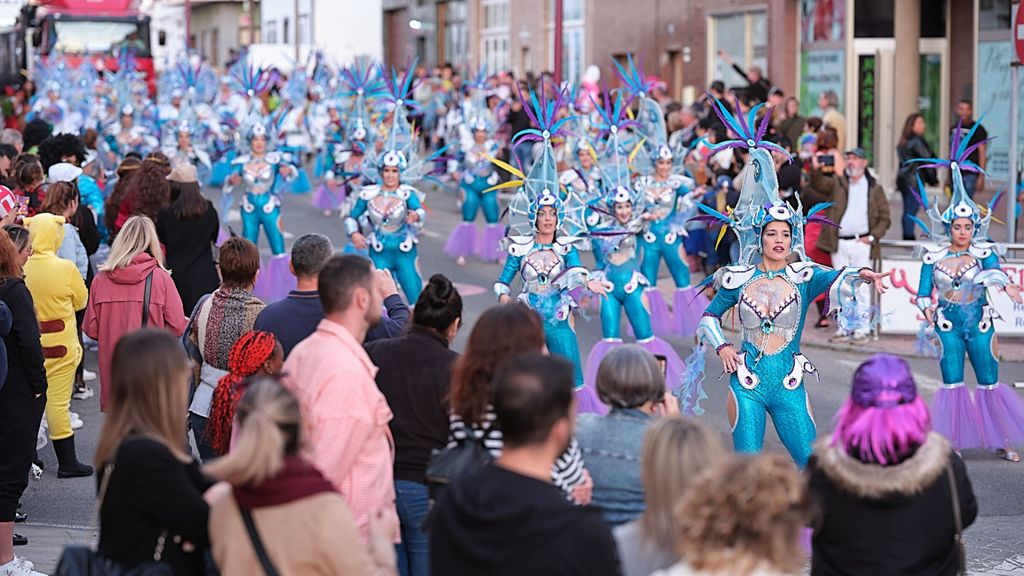 Varias personas disfrazadas gran cabalgata carnaval puerto rosario