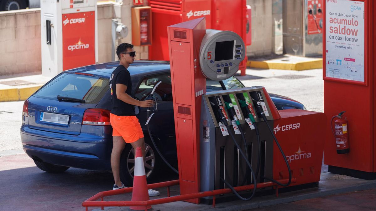 Archivo - Una persona reposta en una gasolinera, a 14 de julio de 2023, en Madrid (España). El viernes arranca con una nueva subida en el precio de la gasolina y el diésel tras una semana a la baja. El precio de la gasolina se ha encarecido un 0,12% y el