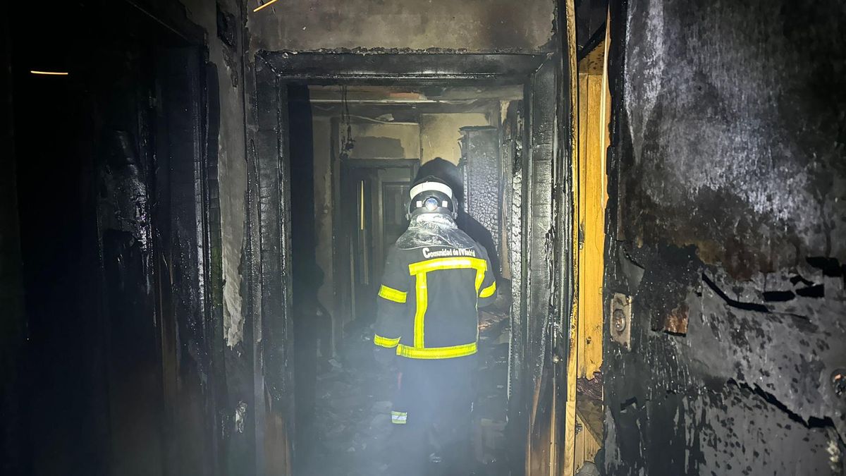 Tres hospitalizados tras un incendio en una vivienda en Alcalá de Henares