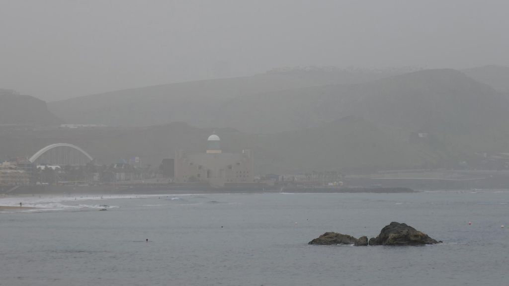 Archivo - La calima visible desde la playa de 'Las Canteras' de Las Palmas de Gran Canaria en 2023.