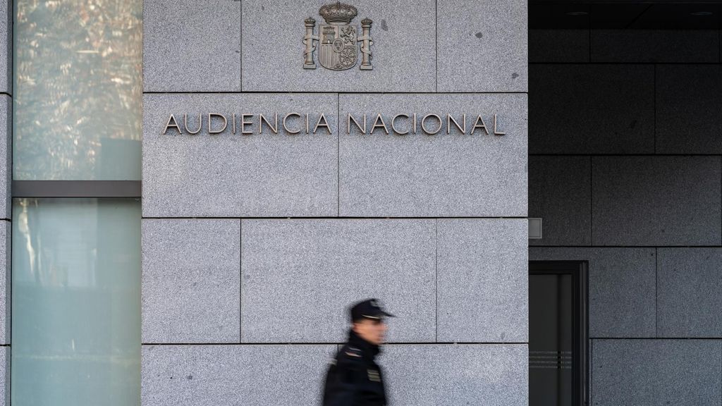 Archivo - Un agente de Policía Nacional camina frente a la Audiencia Nacional, a 8 de enero de 2024, en Madrid (España).