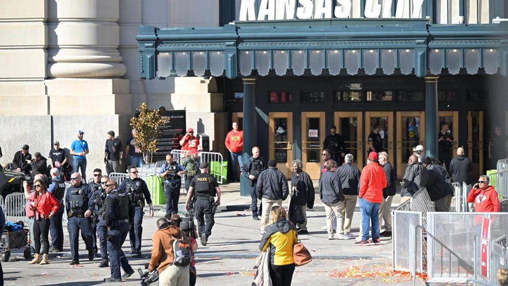 14 February 2024, US, Kansas City: Police clear the area of fans around the Kansas City Chiefs' Super Bowl victory rally after shots were fired near Union Station. One person was killed and several were wounded in a shooting in Kansas City, United States