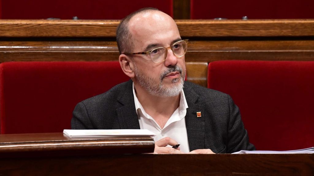 Archivo - El conseller de Derechos Sociales, Carles Campuzano, en el pleno del Parlament