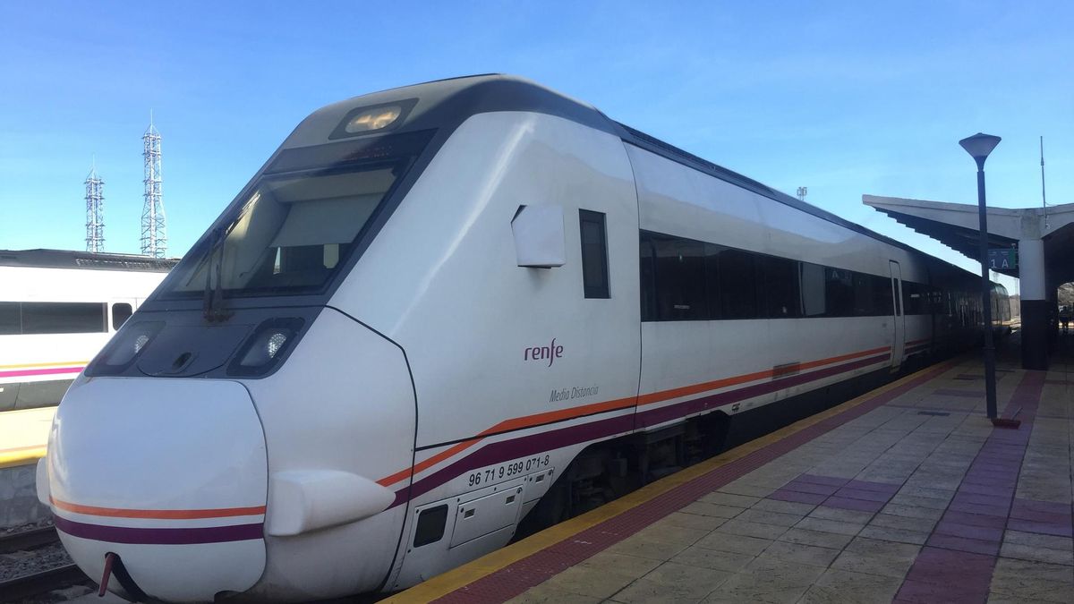 Archivo - Un tren estacionado en Mérida.