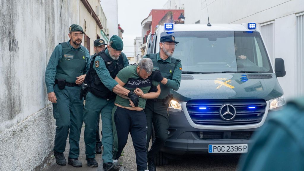 Uno de los ocho detenidos por la muerte de dos agentes de la Guardia Civil el pasado viernes en el puerto de Barbate entrando en el juzgado de Barbate el lunes para declarar ante la jueza.